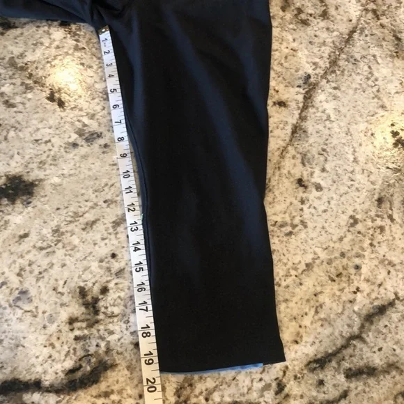 Nike Women’s Size Medium Athletic Cropped Leggings - Picture 9 of 10